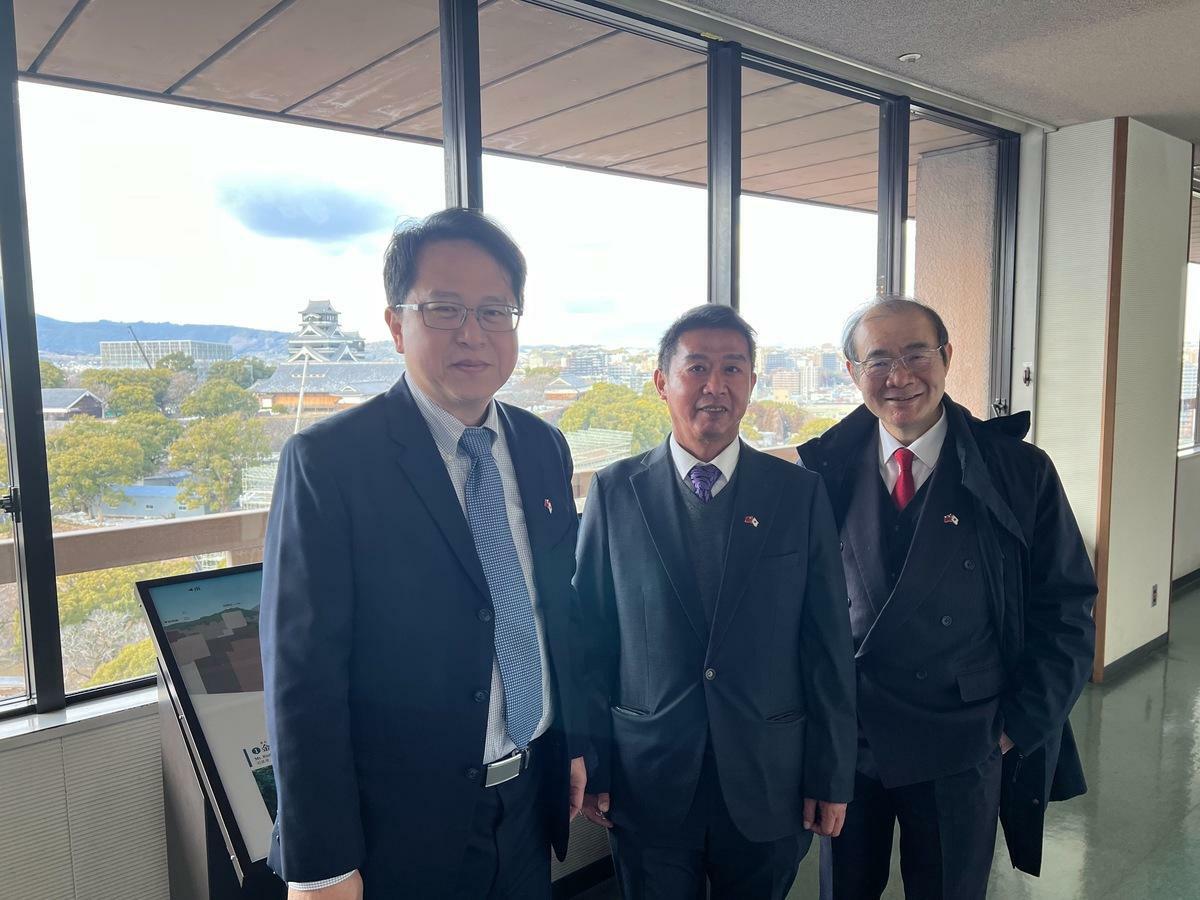 許智傑(中)、邱志偉(左)親訪熊本地方政要。 圖：許智傑團隊提供