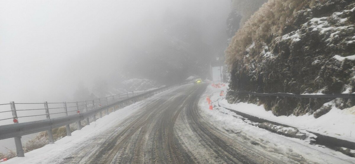 受寒流影響，合歡山高海拔路段接連出現路面結冰情形。 圖：公路局 / 提供