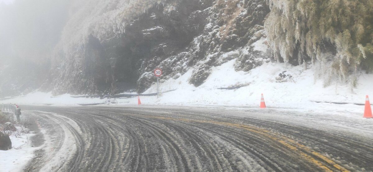 公路局宣布，今日晚間18時起，於台14甲線合歡山線翠峰至大禹嶺路段實施預警性封閉。 圖：公路局 / 提供