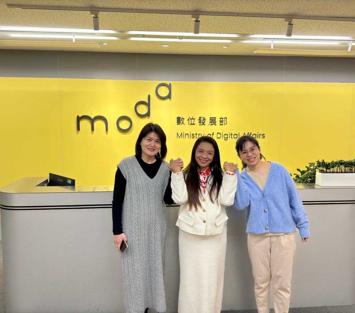 台灣美聲金曲歌后許景淳經由數位發展部所建置的MyData平台，順利完成入境美國申請。 圖：數發部提供