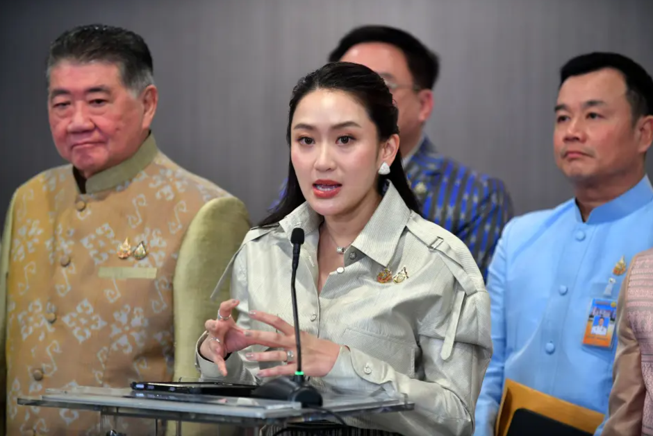 泰國總理貝丹東（圖中）在公開場合表示不會讓泰國面對戰爭。 圖：翻攝自央視新聞