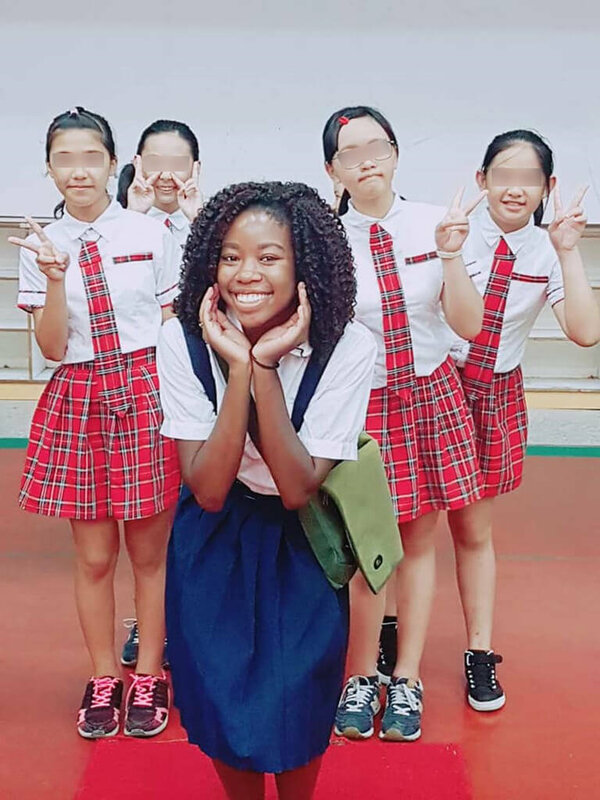 美國華府空難罹難者之一德金斯（前中）曾在台東縣關山國小任教，學校前同事聽聞消息相當不捨。 圖：關山國小提供