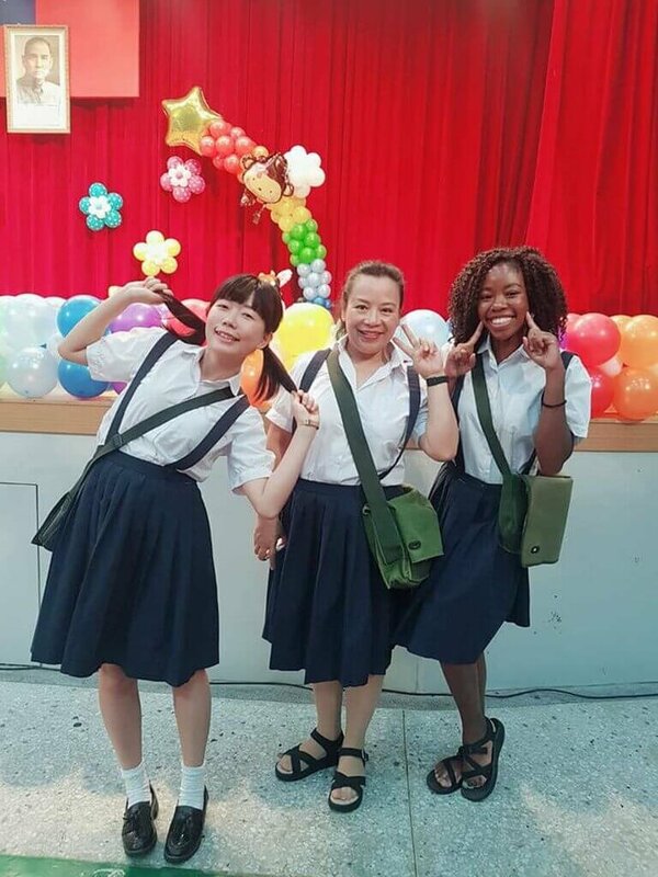 美國華府空難罹難者德金斯（右）曾在台東縣關山國小擔任美語教師，學校前同事聽聞消息相當錯愕、不捨。 圖：關山國小提供