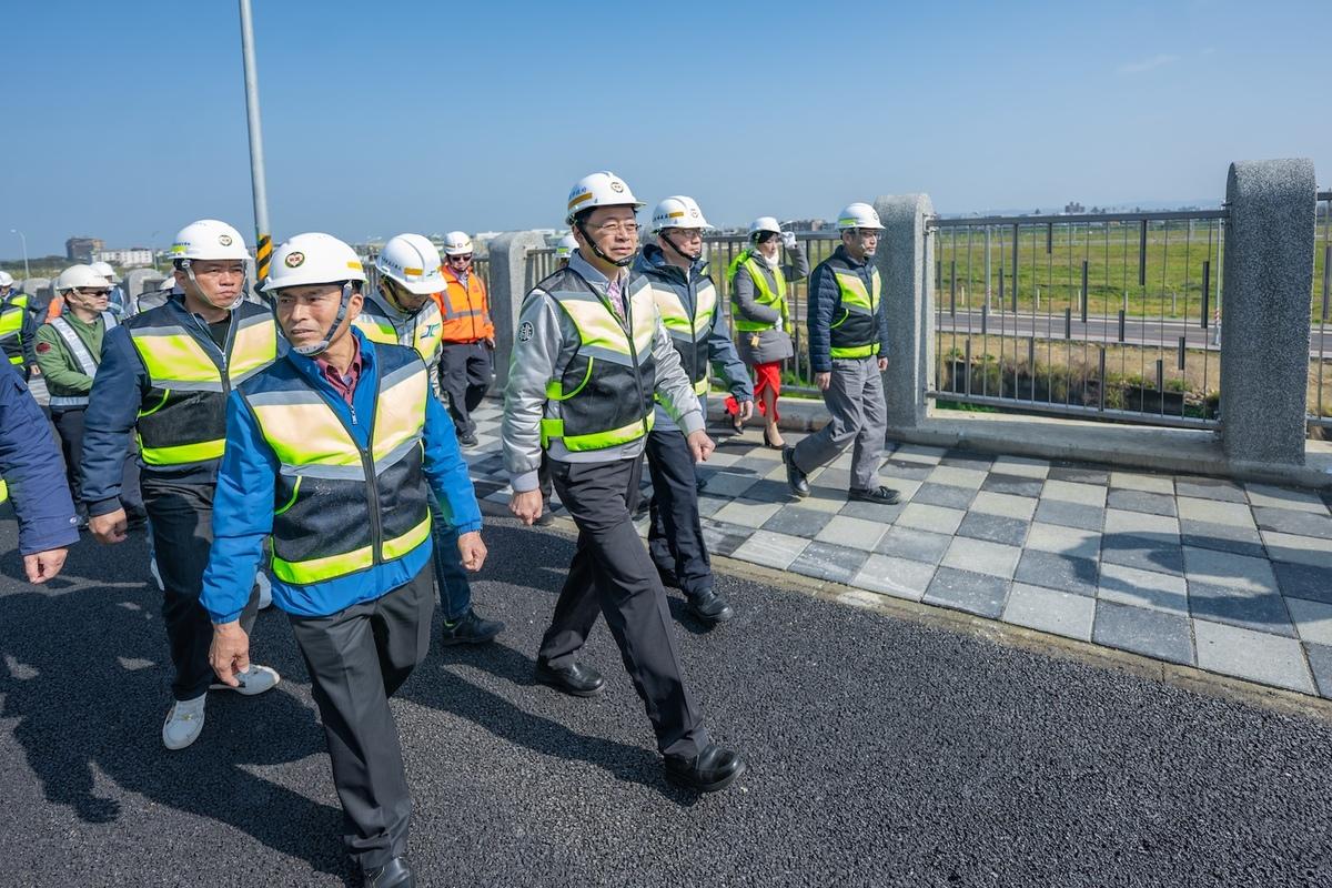 張善政視察航空城道路興建進度。 圖：桃園市政府/提供
