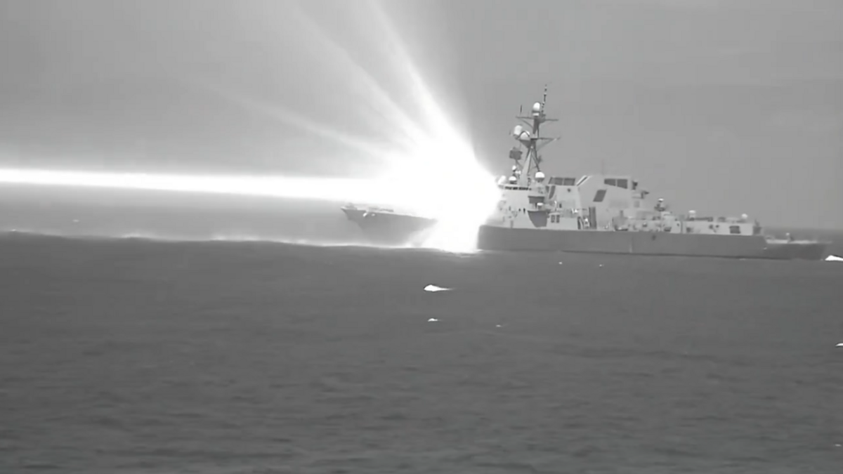 美國海軍公佈了普雷布爾號驅逐艦（DDG-88）發射HELIOS雷射武器的影片。 圖:翻攝自影片