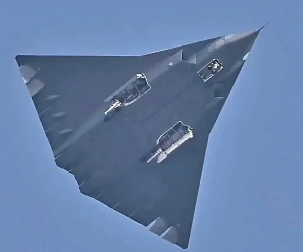 殲-36 沒有垂直尾翼，還搭載了了 3 台引擎。在軍機上設定 3 台航空引擎，這在全球軍機研製和裝備發展史上是首次出現， 圖：翻攝自勝研國際
