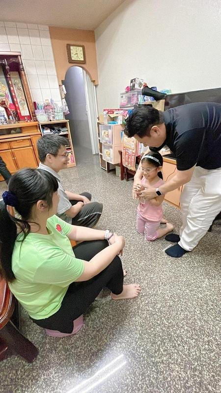 柯博文會親自登門拜訪家長，了解學子平常表現和執行跪安禮的情況，也讓家長更加了解獎學金的意義，藉此將孝道觀念推廣到社會各角落。 圖：柯博文提供