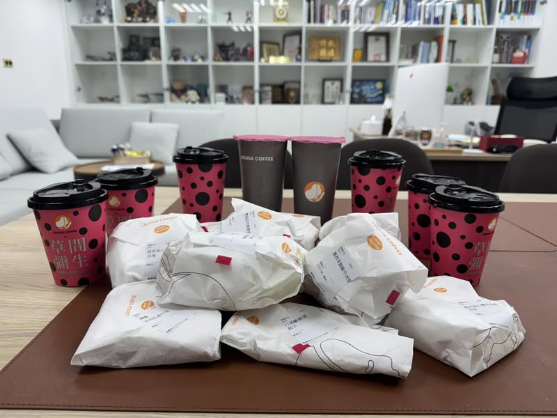 國民黨立委吳宗憲以赴路易莎咖啡消費方式表達支持。 圖：吳宗憲/提供