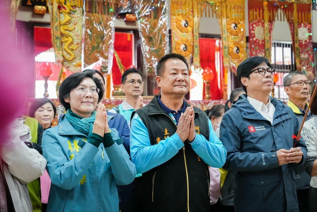 林岱樺(左)陪同陳其邁(右)至阿蓮區薦善堂參拜。 圖：林岱樺服務團隊提供