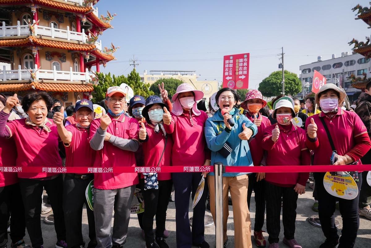 林岱樺(前排右三)前往阿蓮區薦善堂發放小紅包。 圖：林岱樺服務團隊提供