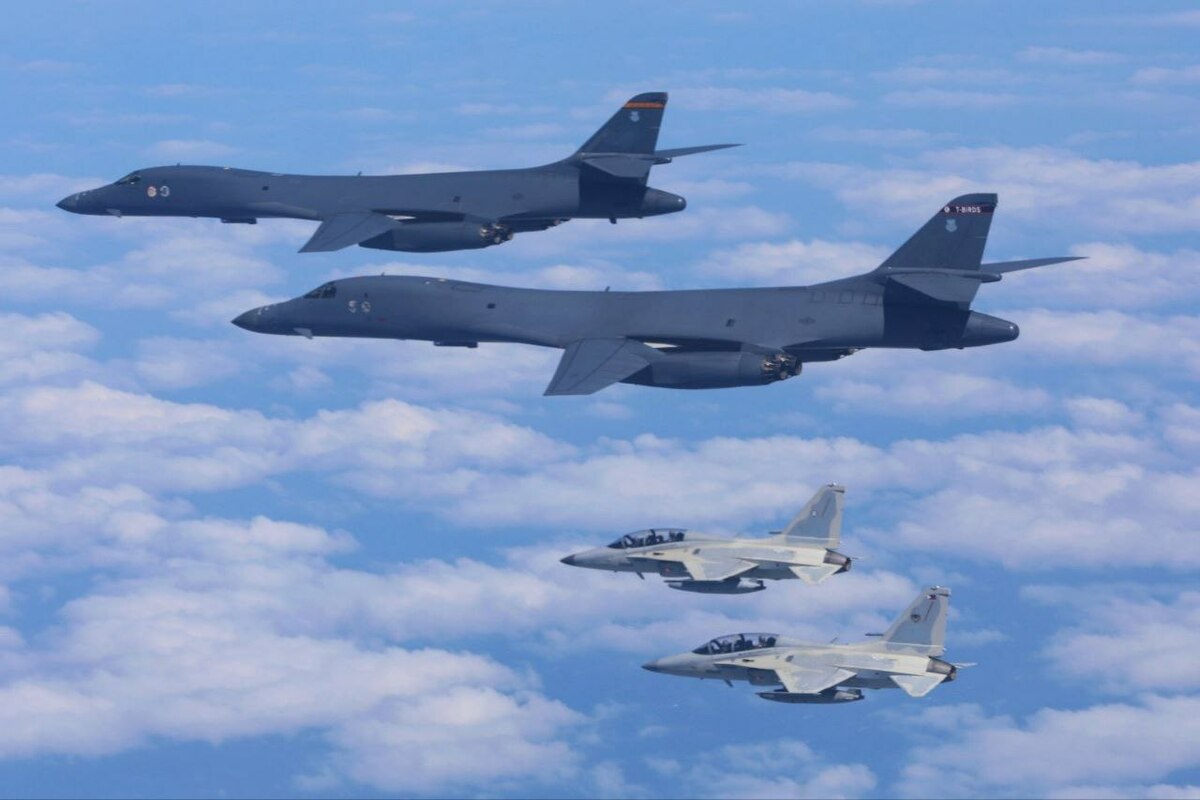 美菲聯合空中巡航。美軍出動2架B-1B轟炸機，菲國2架FA-50戰鬥攻擊機。 圖：翻攝「X」@dana916