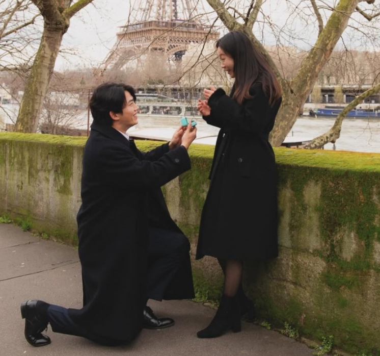 玉澤演近期被網友發現，疑似在巴黎與交往4年的圈外女友求婚成功，玉澤演單膝下跪的照片也在網路上瘋傳。 圖：翻攝自IG