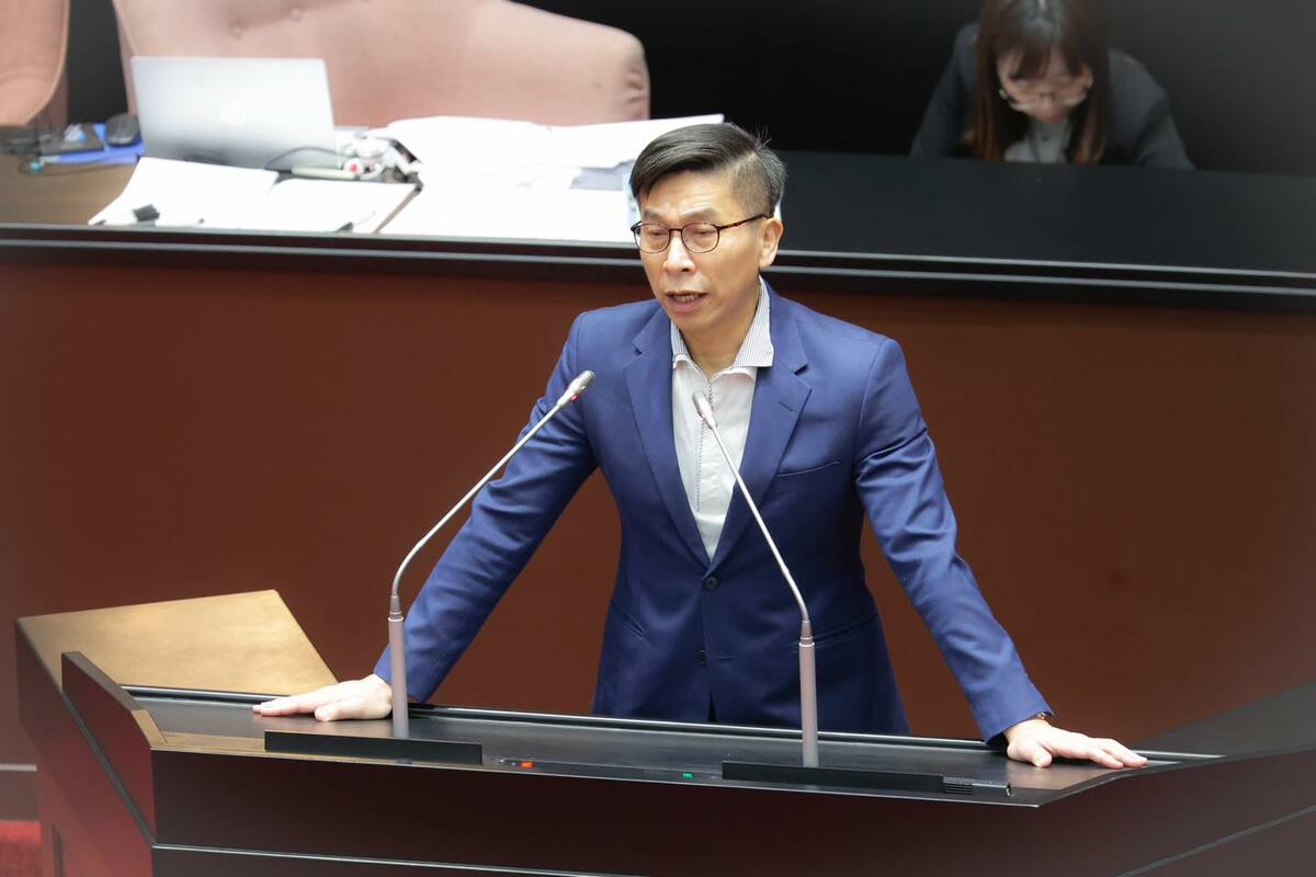 遭黃國昌點名是「不適任立委」，鍾佳濱反擊，請黃國昌以代理主席身分下令民眾黨8席立委發動倒閣，民進黨一定奉陪。 圖：取自鍾佳濱臉書（資料照）
