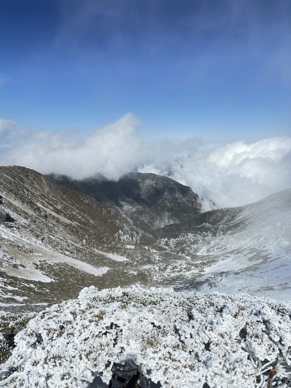 雪管處表示，儘管目前已經出太陽，但無日照的地方仍相當寒冷。 圖：翻攝自雪霸國家公園臉書