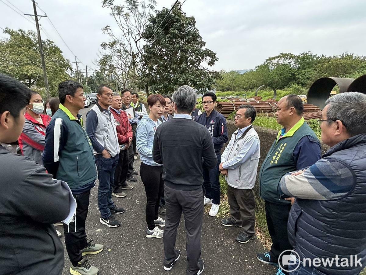 陳亭妃偕同周奕齊、當地里長和主管機關代表前往水資源局宿舍現勘。發現目前這些老舊宿舍未受地震影響，目前有34間尚可以居住。陳亭妃當場要求水利署同意提供舊宿舍予市府提供災民臨時居住，並在緊急天災救援的前提下，開放宿舍所屬空地，讓市政府及慈濟等民間團體規劃興建組合屋，以容納更多災民。 圖：陳亭妃服務處/提供