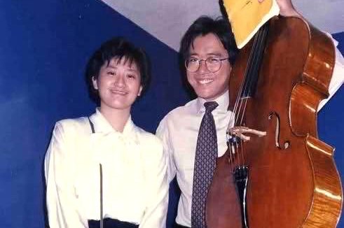 馬友友(右)與孫小媚(左)1991年在紐約聯合國演出前合影。 圖：孫小媚提供