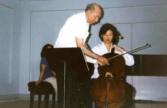 孫小媚(右)1998年接受匈牙利大提琴大師史塔克(左)指導。 圖：孫小媚提供