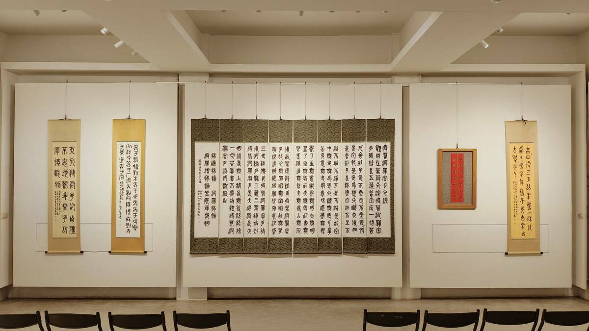 書法家簡英智禮佛修行，以之入書、入印，涵養本心，實踐馬祖道一禪師的「平常心是道」，不忘初心，反璞歸真，汲取書法精髓，如如不動，不迷失於當下時尚的炫目書風。已然臻於書印會通境地。「還至本處─簡英智七十書篆展」，更為人生七十「從心、古稀」之年重要階段留下璀璨的一頁。 圖：黃博郎／攝