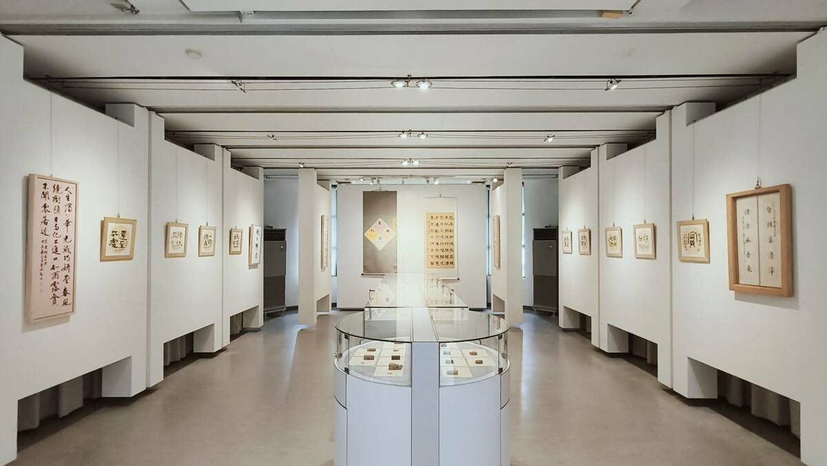 書法家簡英智禮佛修行，以之入書、入印，涵養本心，實踐馬祖道一禪師的「平常心是道」，不忘初心，反璞歸真，汲取書法精髓，如如不動，不迷失於當下時尚的炫目書風。已然臻於書印會通境地。「還至本處─簡英智七十書篆展」，更為人生七十「從心、古稀」之年重要階段留下璀璨的一頁。 圖：黃博郎／攝