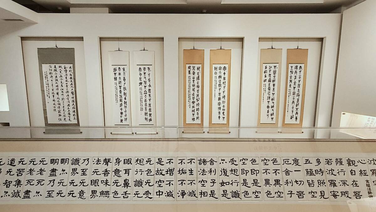 書法家簡英智禮佛修行，以之入書、入印，涵養本心，實踐馬祖道一禪師的「平常心是道」，不忘初心，反璞歸真，汲取書法精髓，如如不動，不迷失於當下時尚的炫目書風。已然臻於書印會通境地。「還至本處─簡英智七十書篆展」，更為人生七十「從心、古稀」之年重要階段留下璀璨的一頁。 圖：黃博郎／攝