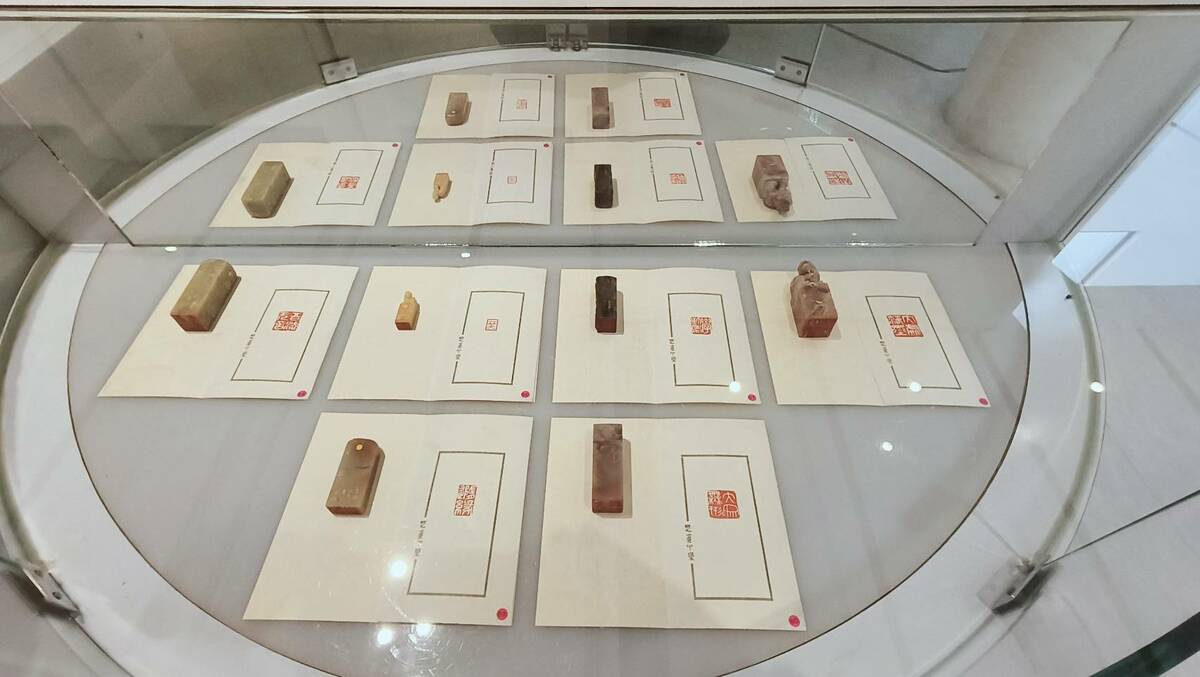 書法家簡英智禮佛修行，以之入書、入印，涵養本心，實踐馬祖道一禪師的「平常心是道」，不忘初心，反璞歸真，汲取書法精髓，如如不動，不迷失於當下時尚的炫目書風。已然臻於書印會通境地。「還至本處─簡英智七十書篆展」，更為人生七十「從心、古稀」之年重要階段留下璀璨的一頁。 圖：黃博郎／攝