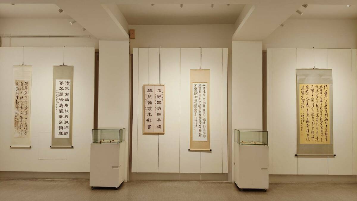 書法家簡英智禮佛修行，以之入書、入印，涵養本心，實踐馬祖道一禪師的「平常心是道」，不忘初心，反璞歸真，汲取書法精髓，如如不動，不迷失於當下時尚的炫目書風。已然臻於書印會通境地。「還至本處─簡英智七十書篆展」，更為人生七十「從心、古稀」之年重要階段留下璀璨的一頁。 圖：黃博郎／攝
