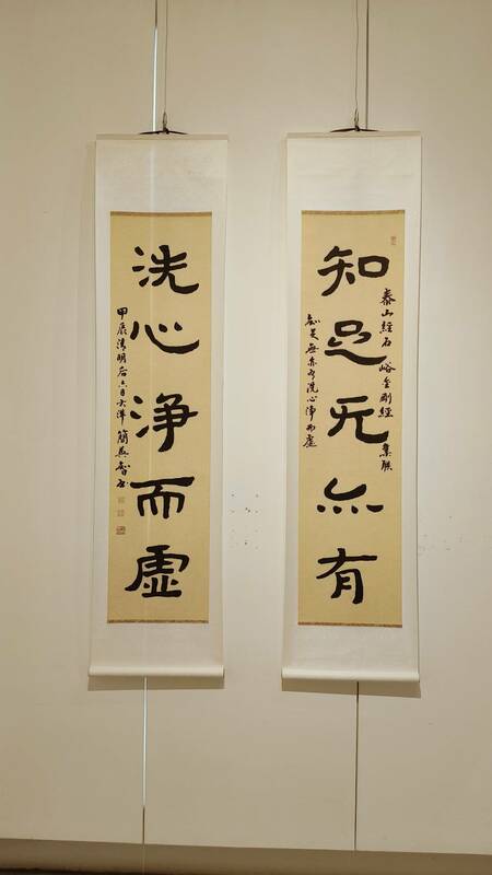 書法家簡英智禮佛修行，以之入書、入印，涵養本心，實踐馬祖道一禪師的「平常心是道」，不忘初心，反璞歸真，汲取書法精髓，如如不動，不迷失於當下時尚的炫目書風。已然臻於書印會通境地。「還至本處─簡英智七十書篆展」，更為人生七十「從心、古稀」之年重要階段留下璀璨的一頁。 圖：黃博郎／攝