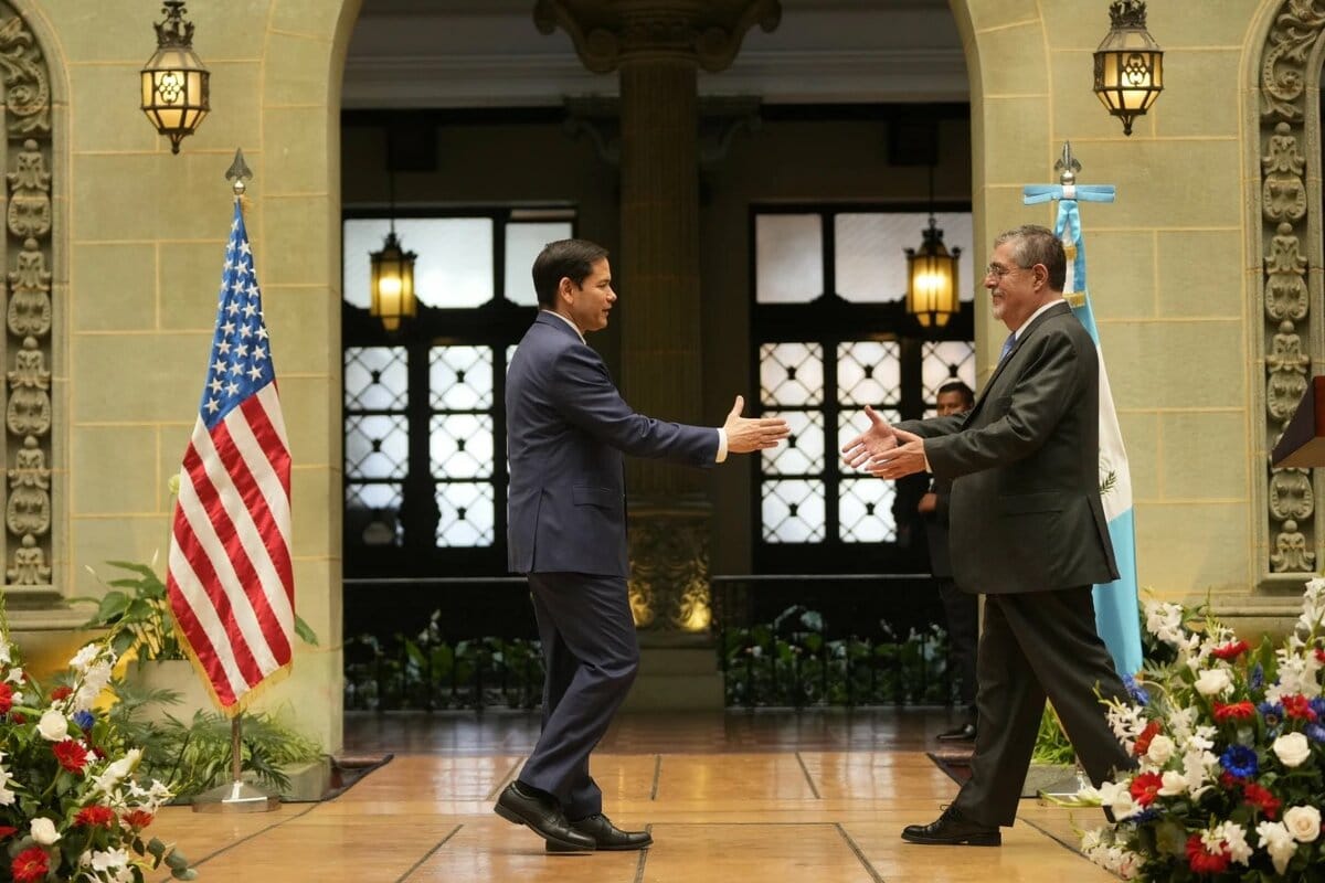 美國國務卿馬可·盧比歐（Marco Rubio）（左）前（4）日訪問瓜地馬拉，並與瓜地馬拉總統貝爾納多·阿雷巴洛（Bernardo Arevalo）（右）舉行會談。 圖： X @Bienvenido_us