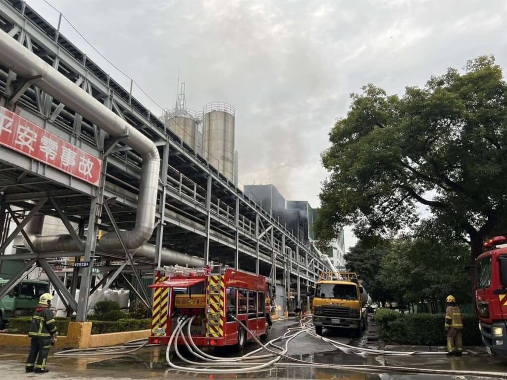 新竹縣新埔鎮遠東新世紀棉六場北廠6日發生火警，環保局進行空氣品質監測，提醒下風處區域可能出現異味。 圖：新竹縣消防局提供