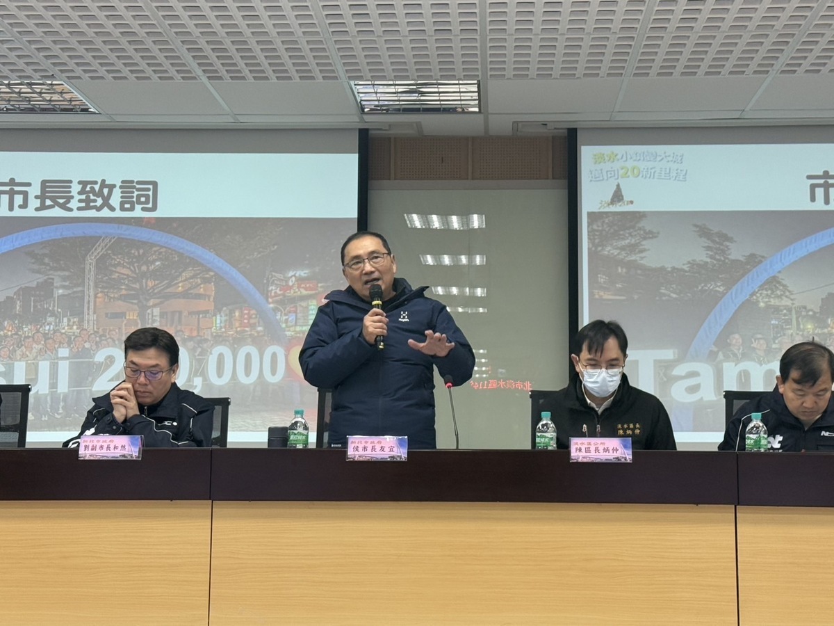 侯友宜於行動治理會中宣布淡水國中設新市鎮校區。 圖：新北市民政局/提供