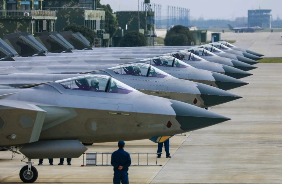 2024 年中國的殲-20 戰鬥機年產量超過 100 架，這一數字與洛馬 F-35 系列戰鬥機的交付量相當。圖為殲-20 。 圖:翻攝自騰訊網