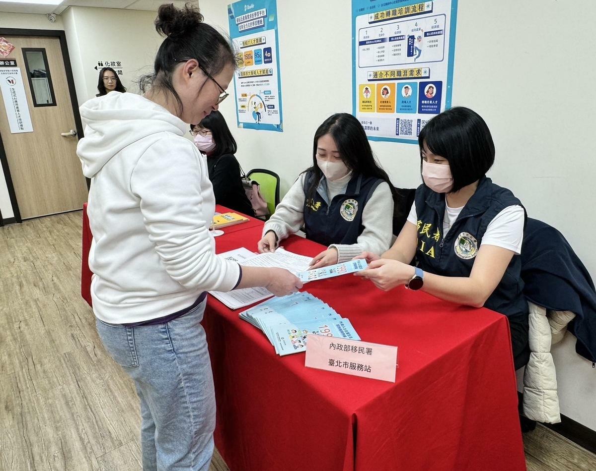 移民署台北市服務站移民官黃怡華(右1)、盧錚(左2)於說明會現場為企業(雇主)說明申請相關居留規定。 圖：移民署提供