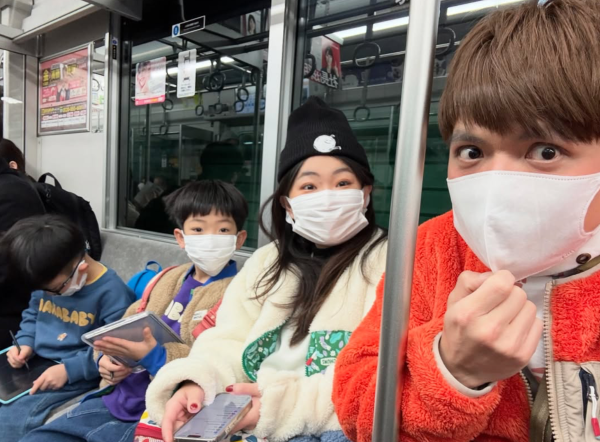 近期蔡阿嘎恰好到日本旅遊，不少網友擔心他們的身體狀況。對此蔡阿嘎曬出全家人的照片報平安「我們口罩都有戴好，大家不用擔心喔！」。 圖：翻攝自蔡阿嘎IG