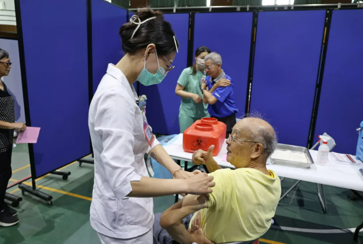 美流感釀1.3萬死！林氏璧示警台灣仍處高峰，長者接種率不足，籲勿輕忽重症風險。（圖為雲林縣日前施打疫苗示意圖) 圖：雲林縣衛生局 ／ 提供