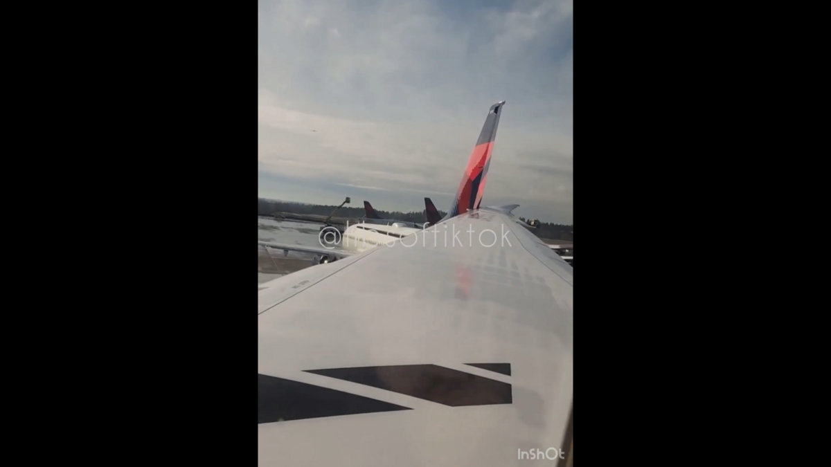 一架日本航空的客機在西雅圖-塔科馬國際機場滑行時，意外撞上了停放在機場的達美航空客機尾部。 圖:翻攝自影片