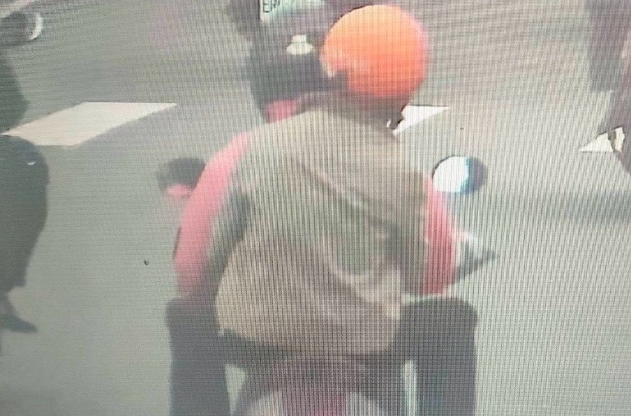 林姓婦人被監視器拍到騎機車戴張男的畫面。 圖：高雄市刑大提供