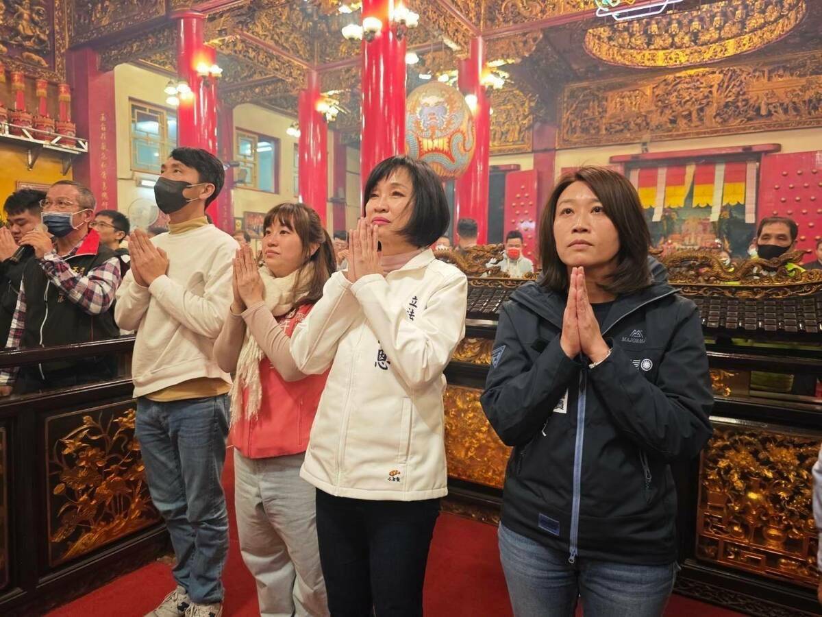 柯志恩(右二)連跑高雄四間天公廟參香祈福。 圖：柯志恩團隊提供