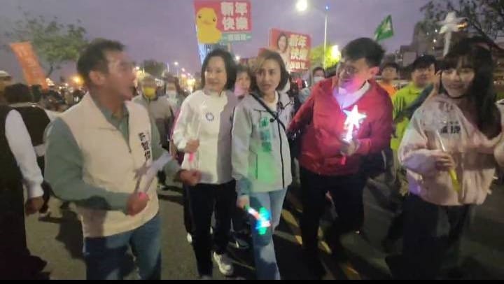 許智傑、柯志恩、邱議瑩、賴瑞隆、黃捷(左至右)在拉龜王隊伍前頭擔任先導。 圖：柯志恩團隊提供