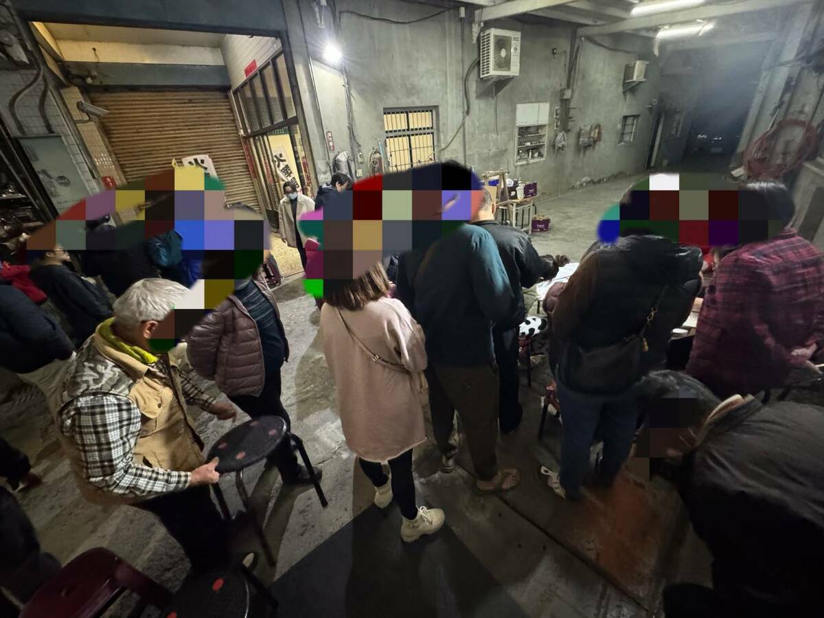罷免謝衣鳳的團體連署點，被迫從溪州夜市改至黑金商店。（圖為2月5日於二林連署站柏陽釣具現場） 圖：「罷免謝衣鳯-罷免缺衣不可」團體提供