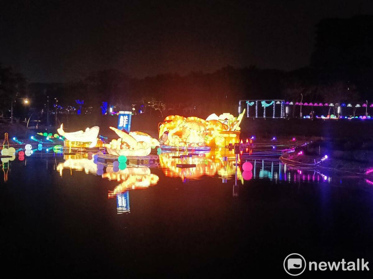 中台灣燈會在中央公園的溢洪池面還設有鍋烤專區，讓遊客看了肚子都餓了。 圖：唐復年/攝