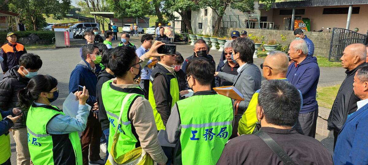 高市府工務局到場執行澄清湖高爾夫球場建物斷水斷電。 圖：高雄市工務局提供