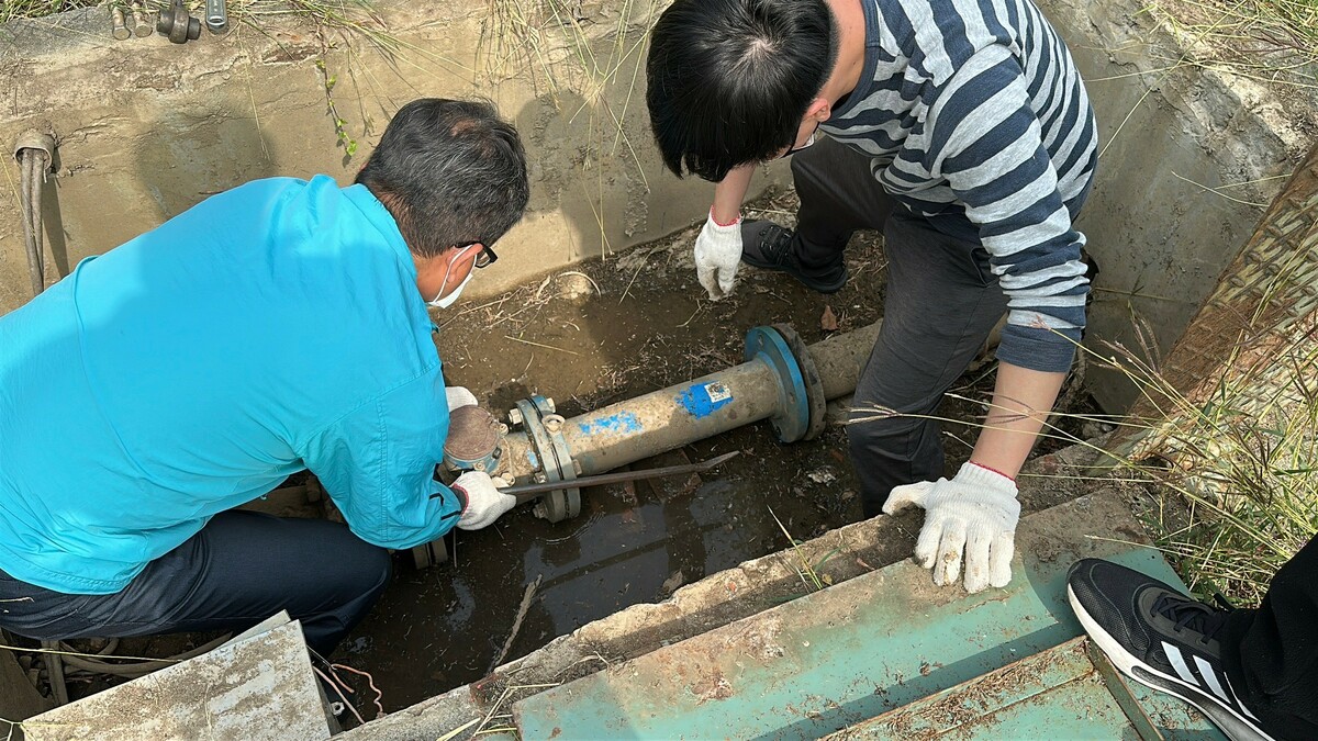 自來水公司人員執行澄清湖高爾夫球場建物斷水。 圖：高雄市工務局提供