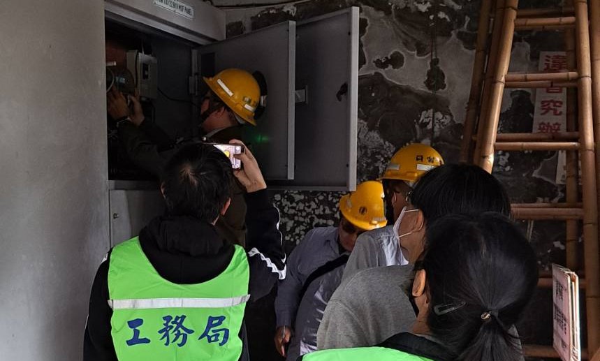 台電派員執行澄清湖高爾夫球場建物斷電。 圖：高雄市工務局提供