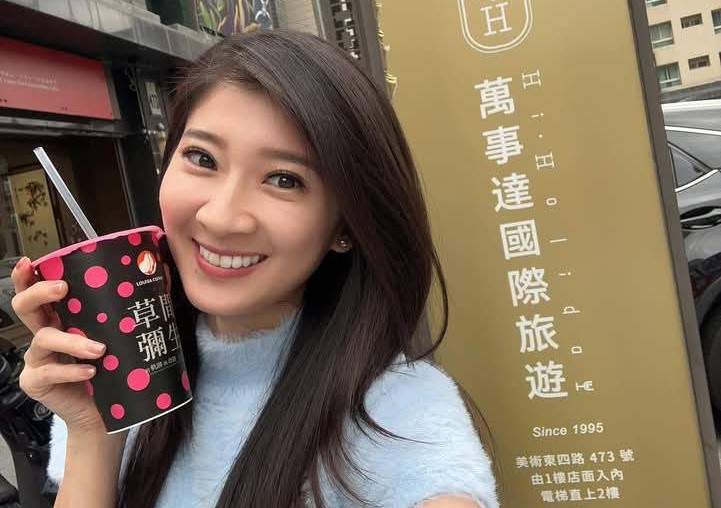 李明璇喝路易莎也力挺自家的「萬事達國際旅行社」。 圖：翻攝李明璇臉書