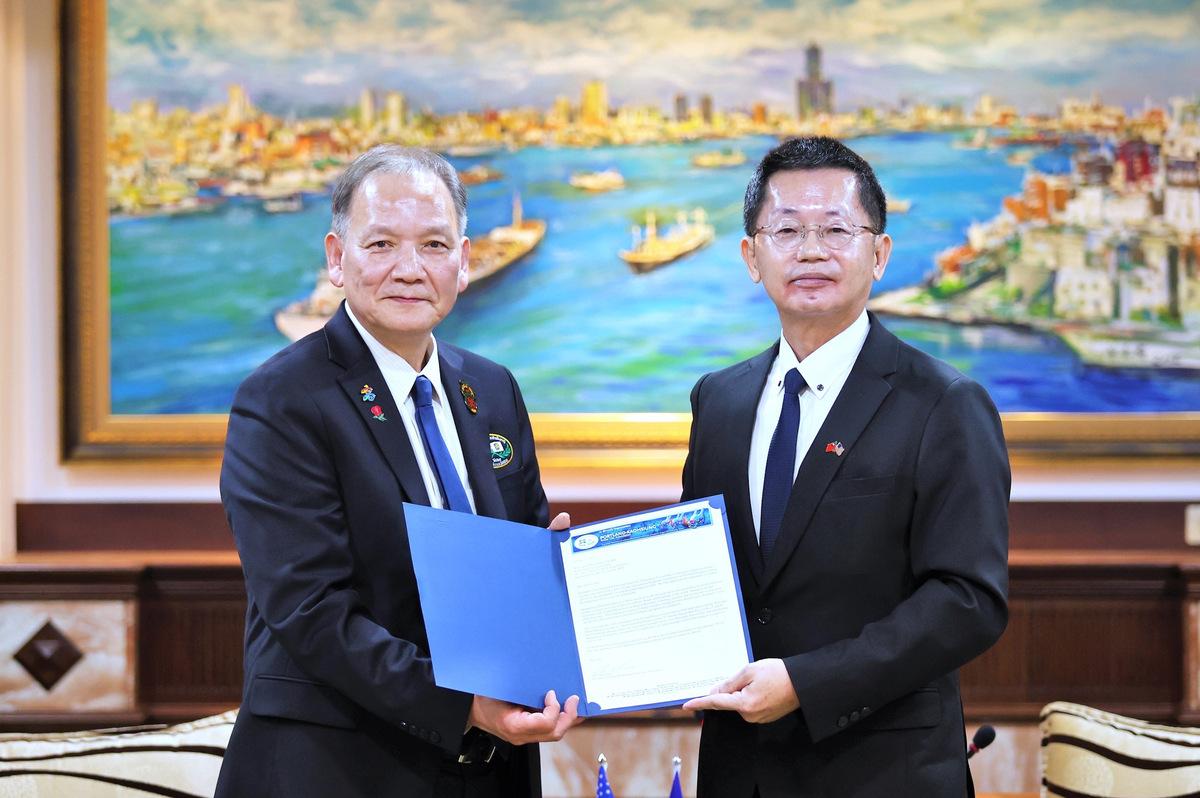 陳紀昭(左)拜會郭添貴(右)，代表波特蘭市長威爾森遞交玫瑰節邀請函。 圖：高雄市行政暨國際處提供
