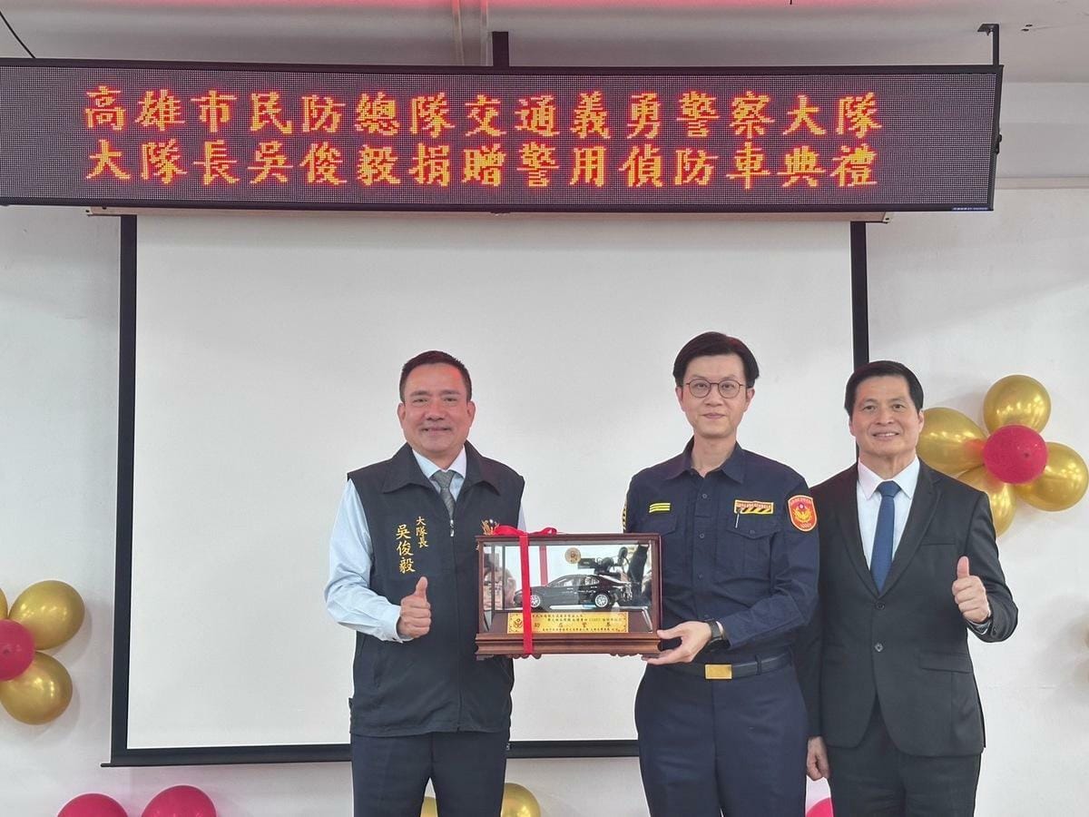 高市警察局長林炎田(右)、交通大隊大隊長黃元民(中)代表接受吳俊毅捐贈偵防車。 圖：高雄市政府警察局交通警察大隊提供