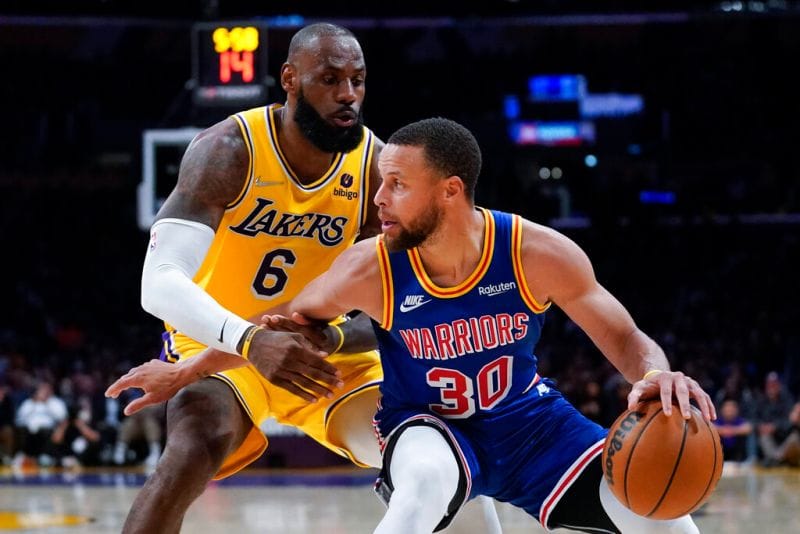 ▲金州勇士柯瑞（Stephen Curry）和洛杉磯湖人詹皇（LeBron James）再度上演經典的勇湖大戰。（圖／美聯社／達志影像）