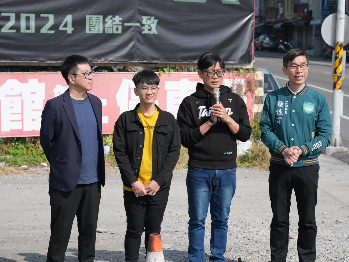 台灣青年文化創生協會發表「民主大富翁，罷免作先鋒」，左起罷韓四君子之一的尹立、青鳥代表柯韋辰、台灣青年文化創生協會理事長劉孝明、立委鍾佳濱。 圖：取自台灣青年文化創生協會臉書