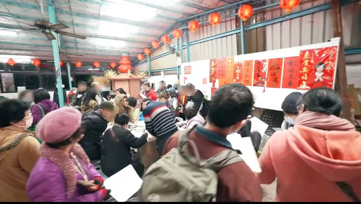 民眾從後門順利進入連署，湧入人潮。 圖：截自「罷洪！！刻不容楷」臉書影片