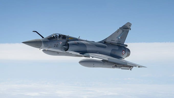 法國國防部長宣布，首批幻象 2000-5F 戰機援助已經抵達烏克蘭，「烏克蘭飛行員也已經做好保衛天空的準備」。 圖：翻攝自 @NOELreports X 帳號